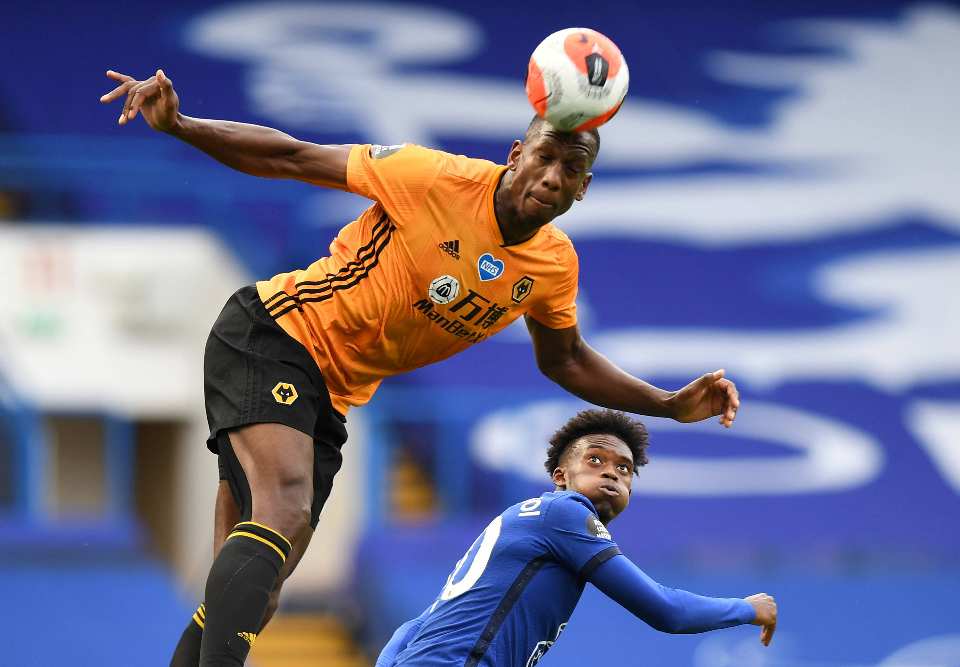 狼队客场逆转战胜，英超排名再度攀升的简单介绍